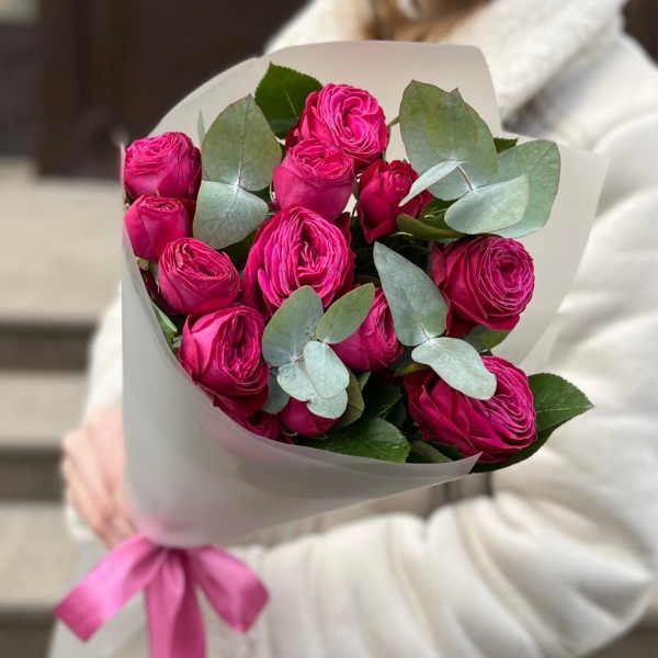 3 кустовые малиновые розы Пати Тренсеттер с эвкалиптом